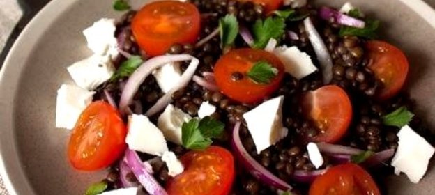 Салат с чечевицей и сыром фета
