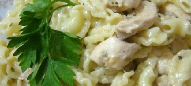 Паста c куриной грудкой под сливочным соусом