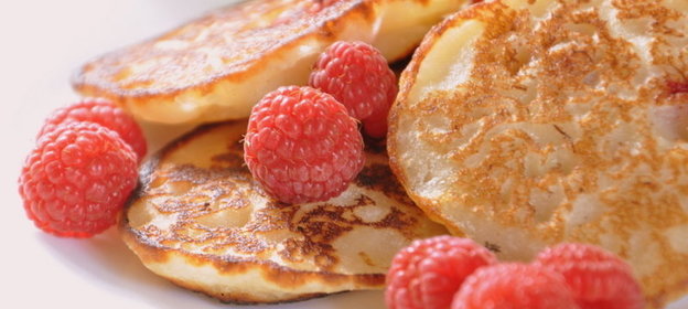 Ароматные банановые оладьи с малиной