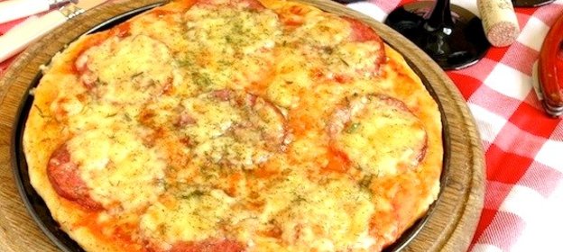 Пицца с сервелатом и томатами