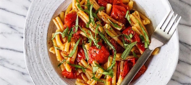 Паста с помидорами и базиликом