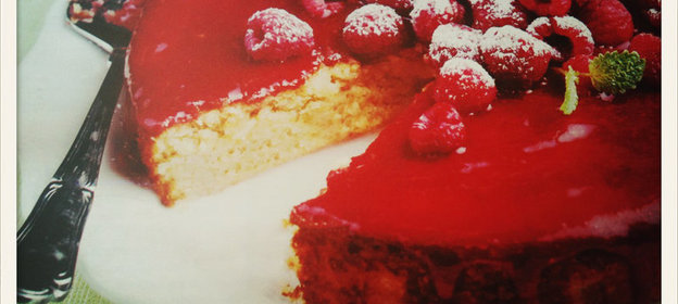 ШВЕДСКОЕ ЛЕТО 5: миндальный кекс с малиновой глазурью