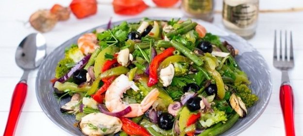 Морской коктейль с соевым соусом