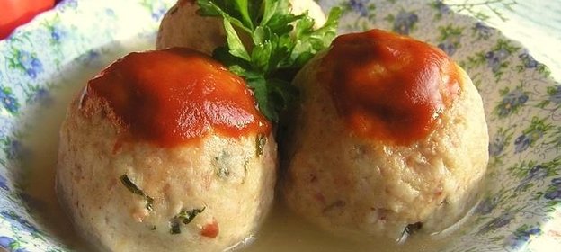 Канедерли из хлеба и колбас в бульоне