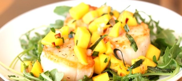 Морские гребешки с ананасовой сальсой