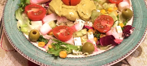 Салат с крабовым мясом, сыром фетакса и гуакамоле