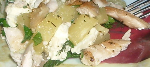 Салат из курицы с ананасом и фетой