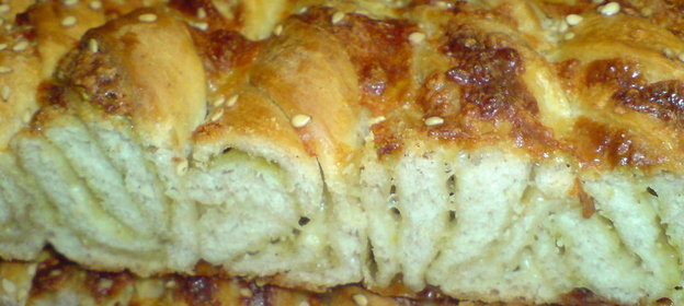 Витой сырный хлеб с песто и гречневой мукой