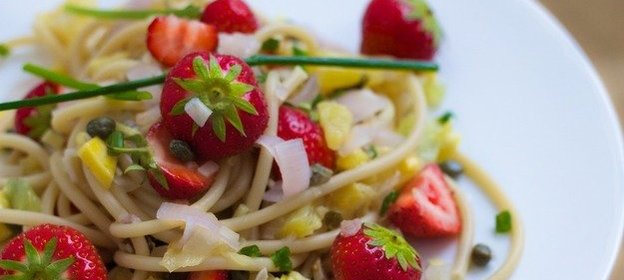 Спагетти с клубникой, ананасом и манго