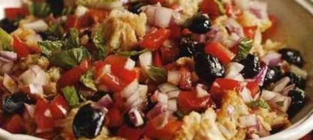 Турецкий салат из помидоров, оливок, лука и хлеба