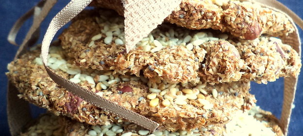 По мотивам Кnekkebrød или Ржаные хлебцы с арахисом, кунжутом, маком