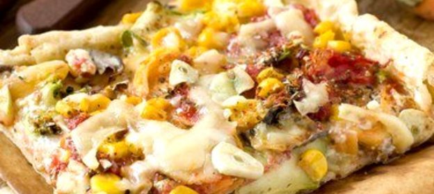 Пицца с индейкой, кукурузой и фасолью