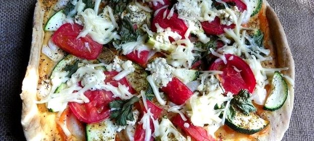 Пицца с кабачком и помидорами