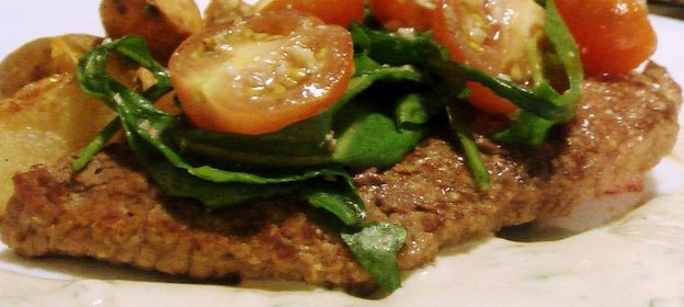 Говядина с горчичным соусом и салатом из руколы