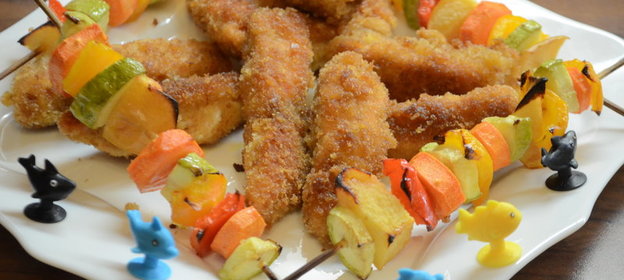 Рыбные палочки с фруктово-овощными кебабами