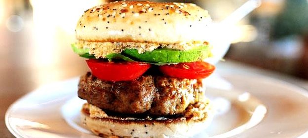 Бургеры с индейкой, помидорами и козьим сыром