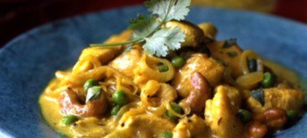 Куриный салат с миндалем и кинзой