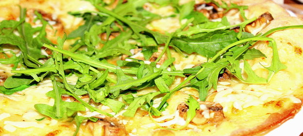 Пицца с трюфельным маслом, шампиньонами и руколой