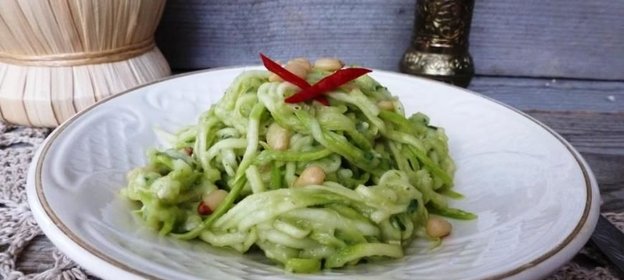 Спагетти из кабачка с соусом из авокадо