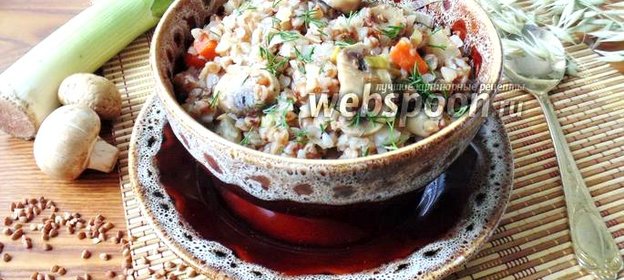 Гречневая каша с грибами и луком-пореем