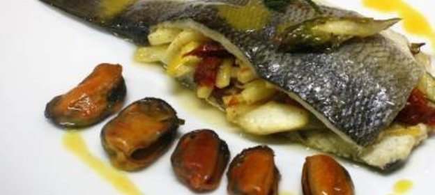 Морской волк фаршированный овощами с мидиями и шафрановым маслом