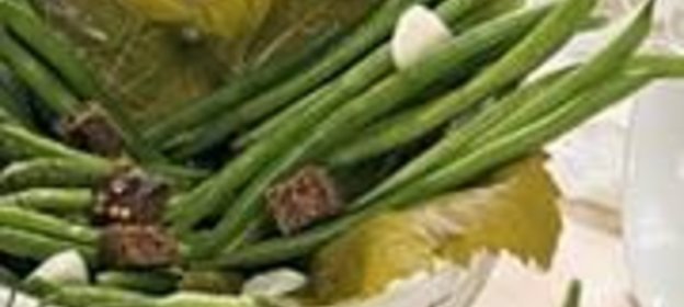 Фасоль, соленая с чесноком и ржаным хлебом