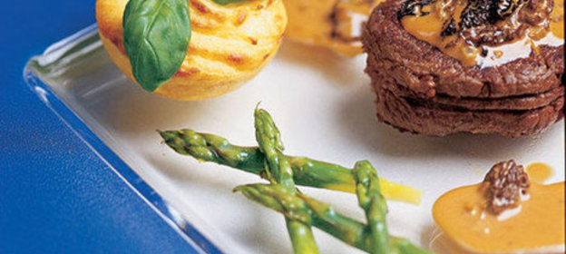 Стейк из говядины со сморчками и картофельным пюре