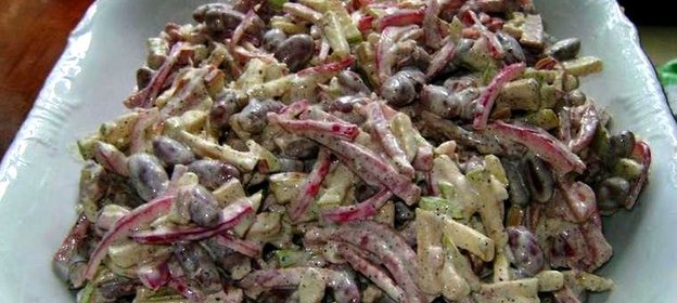 Салат с копченой колбасой