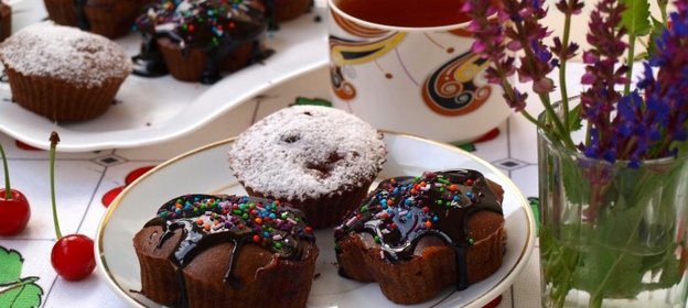 Шоколадные кексы с вишней