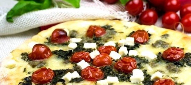 Пицца со шпинатом и помидорами черри