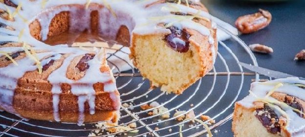 Лимонный кекс на манке с финиками и глазурью из йогурта.