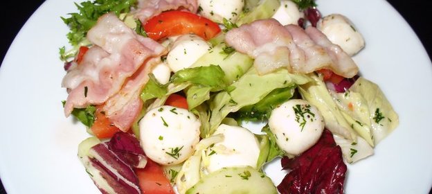 Салат из свежих овощей с Беконом и Мини-Моцареллой