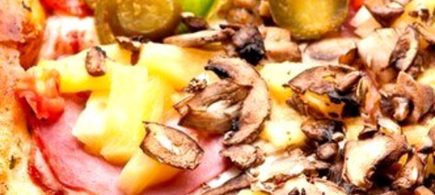 Пицца с грибами и зеленью