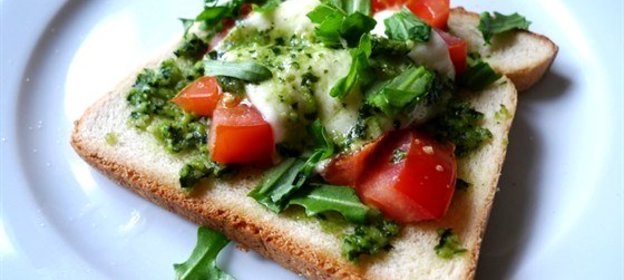 Горячий средиземноморский бутерброд