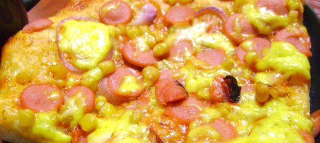Пицца с сосисками и кукурузой