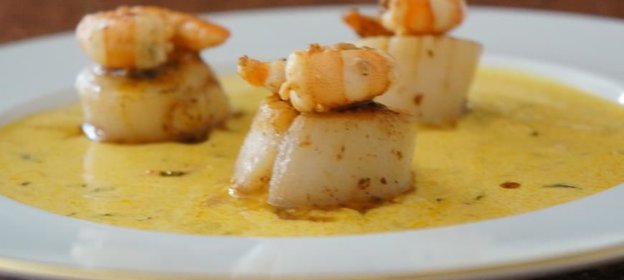 Морской гребешок с креветками в соусе из масла пальмы Денде