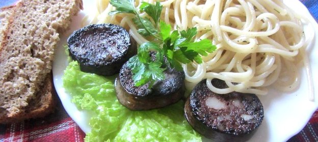 Паста с кровяной колбасой и травами