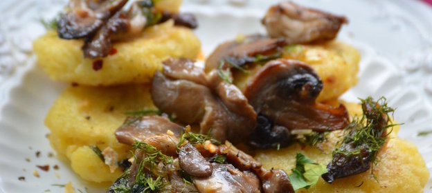 Грибное рагу с картофельными оладьями