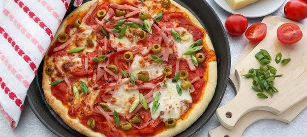 Пицца с ветчиной и оливками