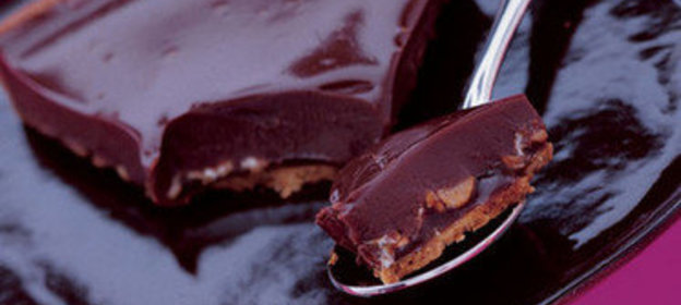 Шоколадный торт с арахисом