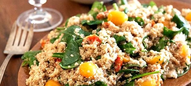 Салат из рисовой лебеды и запеченных помидоров