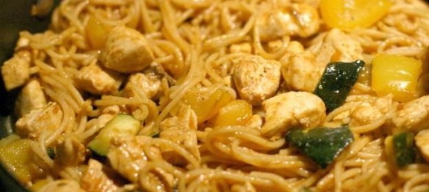 Спагетти с птицей и овощами