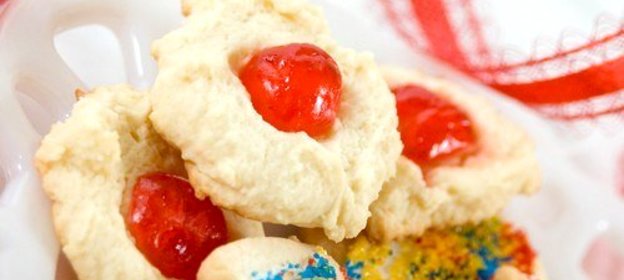 Печенье с вишней и сахарной пудрой