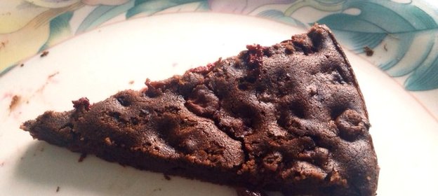 Шоколадный брауни с вишней