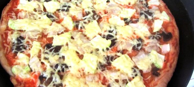 Домашняя пицца с курицей и грибами