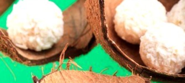 Трюфели из рикотты в белом шоколаде и кокосовой стружке с целым миндалем