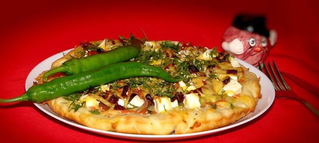 Пицца с диковинами, издалека привезенными, хамоном и вялеными помидорами/дуэлька