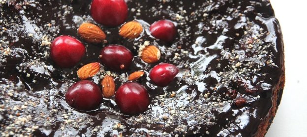 Шоколадный торт с миндалем