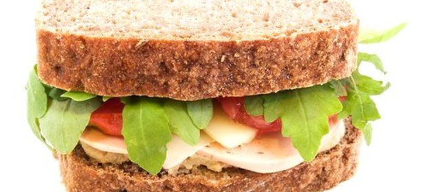 Сэндвичи со свежим мясным хлебом, рукколой, майонезным соусом и цельнозерновым хлебом