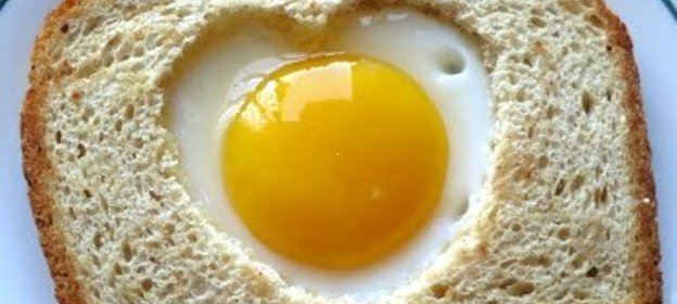 Яичница в хлебе Сердечко